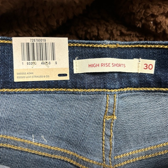 NWT women’s Levi’s shorts 10/W30 - Picture 5 of 5